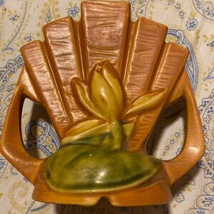 Roseville Pottery #48 Water Lily 5 Finger Fan Shape Frog Vase Brown